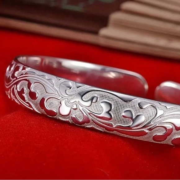 ANOUSHA STATEMENT BRACELET - Picture 3 of 13